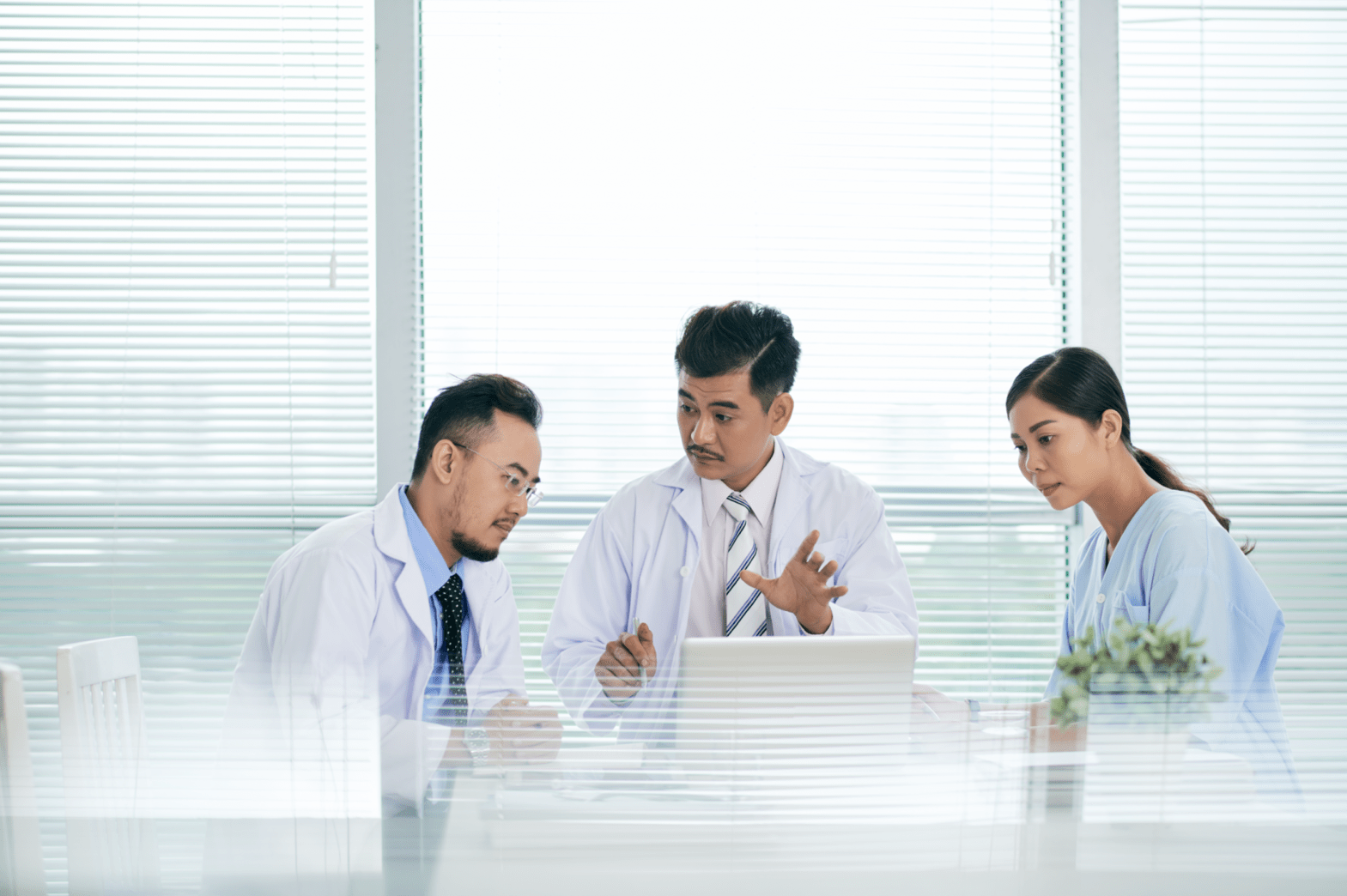 cropped-GG-discussing-innovations-32G95LA.png IP & PATENT MANAGEMENT
